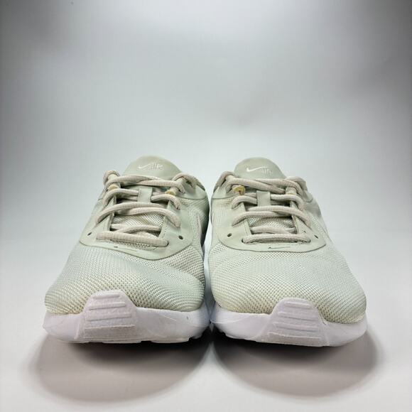 Nike Air Max Oketo Pale Green White Running Shoes AQ2231-400 Women's Size 8 - Picture 2 of 10